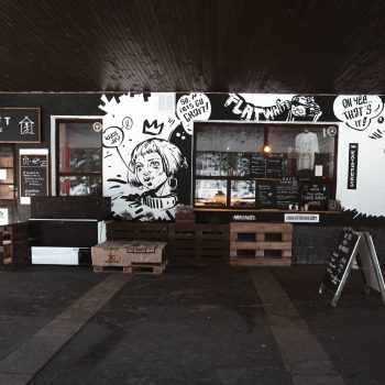 Exteriér kavárny CRAFT coffe v podloubí KlonDiku. Malba Kate Fuks.