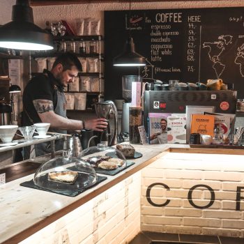 Interiér kavárny CRAFT coffee v podloubí KlonDiku.