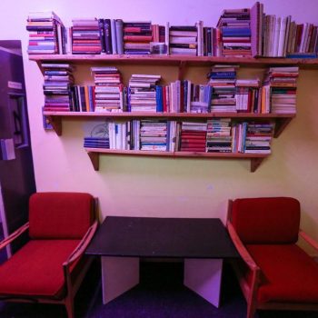 Knihovna v 1. patře Hostel KlonDike